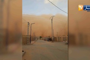 تمنراست: العاصفة الرملية “النقوية” تجتاح منطقة عين قزام