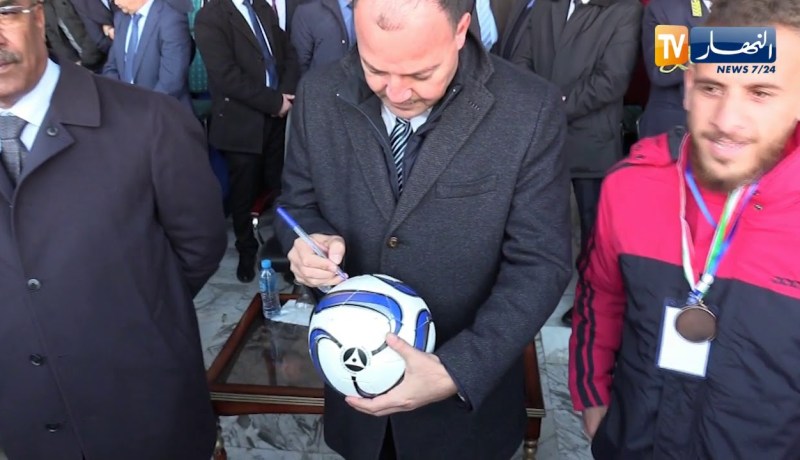 بدوي يكرم لاعبي بلدية وهران وبجاية