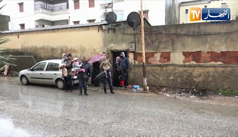 سكيكدة: إنهيار أسقف سكنات قديمة بسبب الأمطار وسكانها يخرجون إلى الشارع