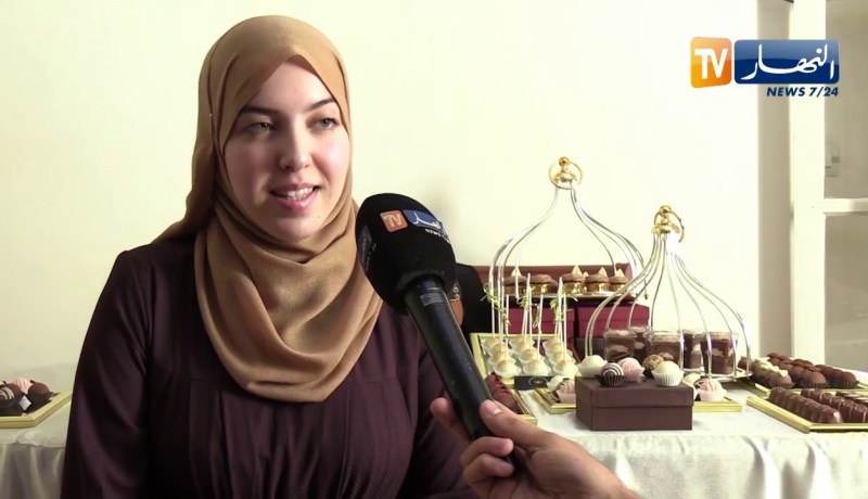 مجتمع: بأشكال فنية مختلفة .. نسرين تبدع في صناعة الشكولاطة في المنزل