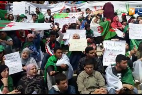 العاصمة/ طلبة في وقفة إحتجاجية تنديدا بالحكومة الجديدة