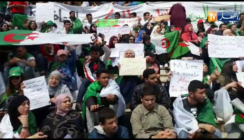 العاصمة/ طلبة في وقفة إحتجاجية تنديدا بالحكومة الجديدة