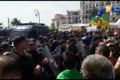شاهد..الشرطة تفرق  المتظاهرين بساحة البريد المركزي في الجمعة 13 من الحراك الشعبي