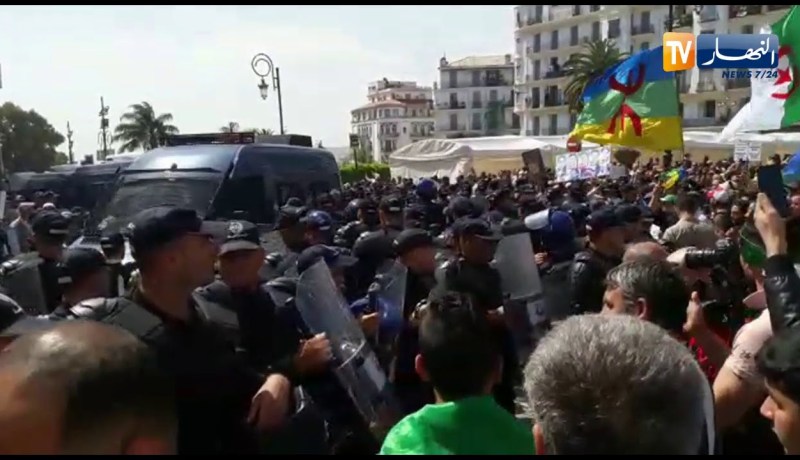 شاهد..الشرطة تفرق  المتظاهرين بساحة البريد المركزي في الجمعة 13 من الحراك الشعبي
