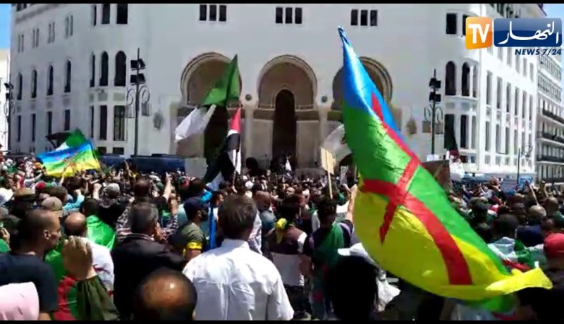مصالح الأمن تُفرق المتظاهرين من أمام ساحة البريد المركزي