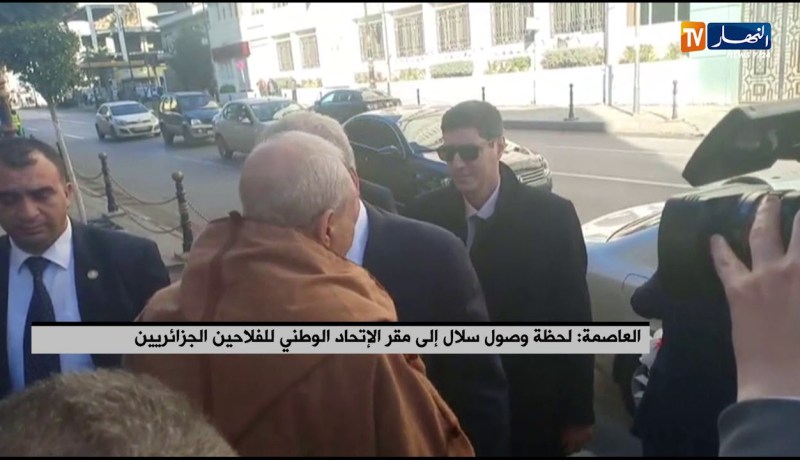 العاصمة: لحظة وصول سلال إلى مقر الإتحاد الوطني للفلاحين الجزائريين