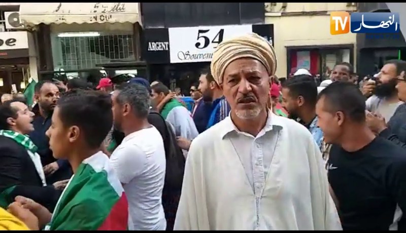 مواطنون يهتفون بوزير العدل في وهران “زغماتي أضرب أضرب”