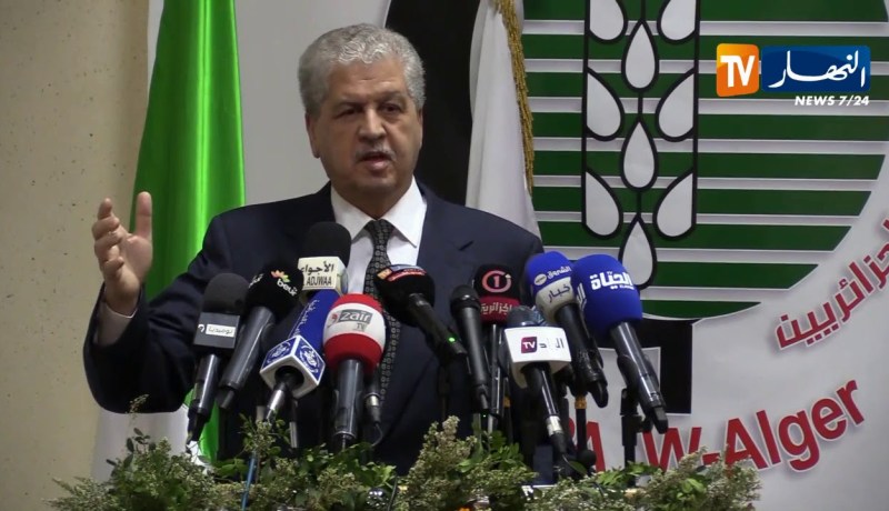 سلال: “بوتفليقة ما يهموش الكرسي..ما حبش يخلي الجزائر في وسط الطريق”