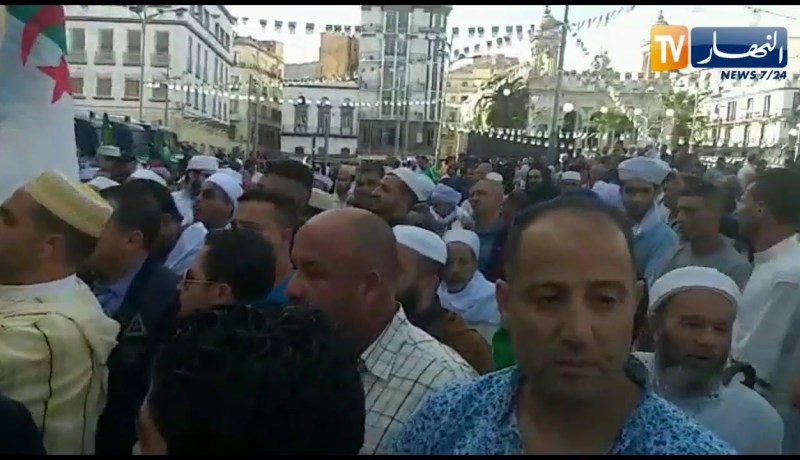 مسيرة حاشدة في وهران بمناسبة ذكرى أول نوفمبر دعما للجيش