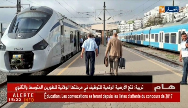 السفير الفرنسي بالجزائر يسافر من الجزائر إلى وهران على متن القطار الجديد كوراديا