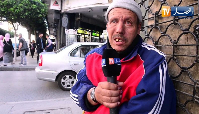 مجتمع: سعيد.. يعطر مسامع المارة بتلاوة القرآن في الشارع