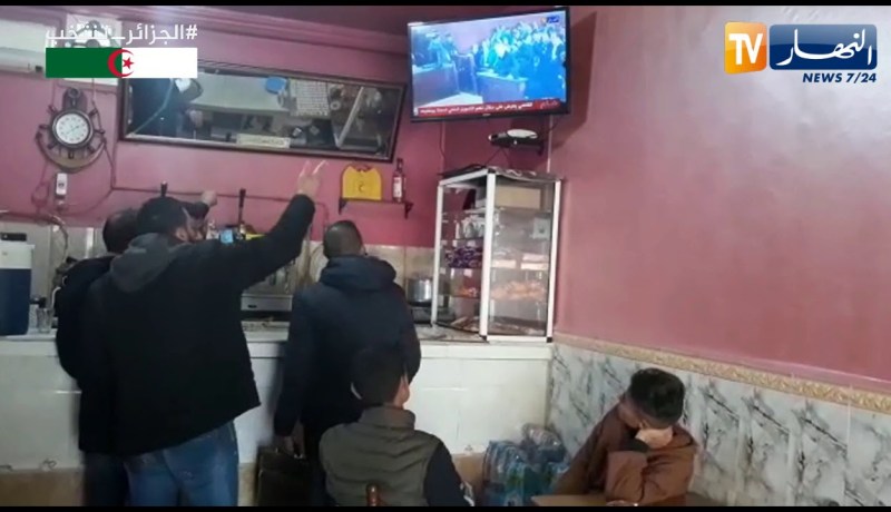 مواطنون بميلة يتابعون محاكمة رؤوس الفساد عبر قناة النهار