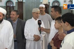 المصلون يقدمون تهاني العيد من مسجد “الشيخ الفضيل الورتيلاني” في أجواء أخوية