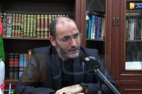 شاهدوا..هذا هو الكتاب الذي يقرأه مقري