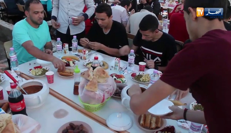 مديرية الخدمات الجامعية بالعفرون تنظم إفطارا جماعيا للطلبة