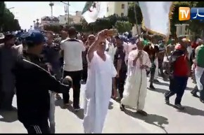 الشلف/ متظاهرون يخرجون في مسيرة للجمعة الـ 13 دعما للحراك الشعبي