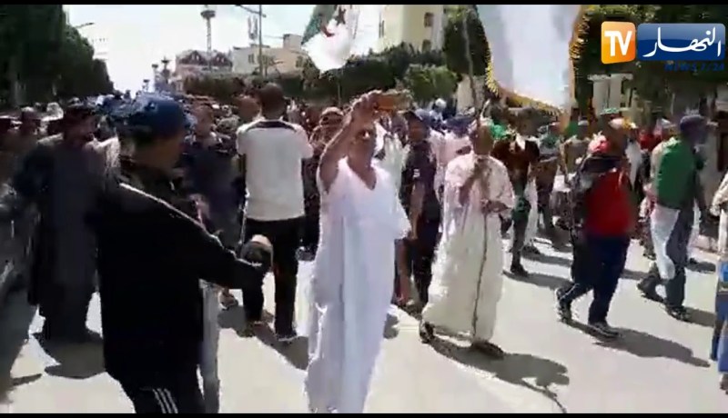 الشلف/ متظاهرون يخرجون في مسيرة للجمعة الـ 13 دعما للحراك الشعبي