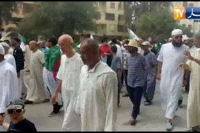 غليزان/ متظاهرون في مسيرات مليونية تحت شعار “يتحاسبوا قاع – يروحوا قاع”