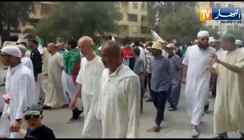 غليزان/ متظاهرون في مسيرات مليونية تحت شعار “يتحاسبوا قاع – يروحوا قاع”