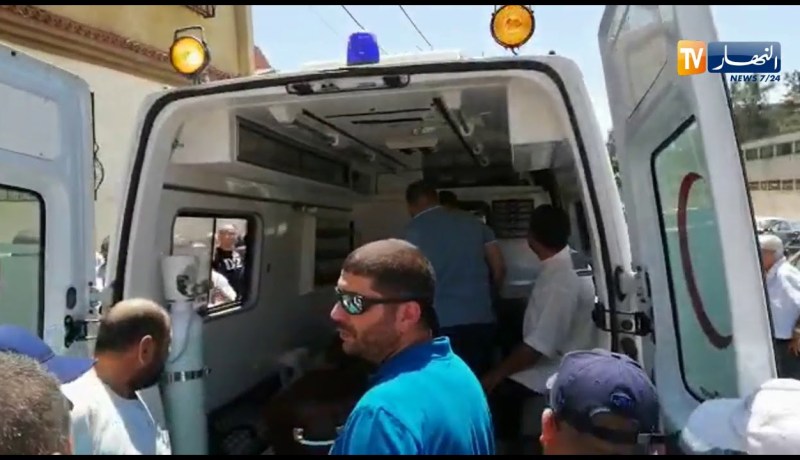 لحظة وصول نعش “بوعلام باشا” مهندس الطيران إلى بيت عائلته بالقليعة