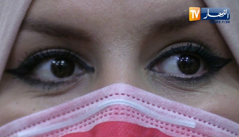 مجتمع: الكمامة تغير العادات التجميلية للنساء.. ماكياج العيون يتفوق على أحمر الشفاه