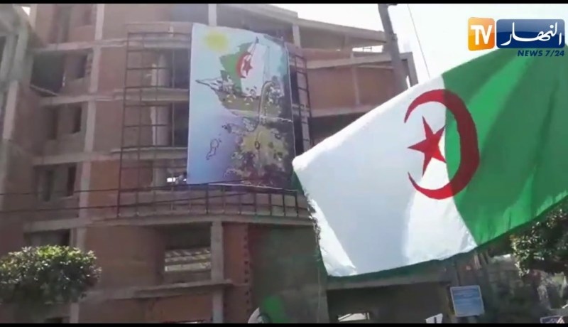 شاهد.. السكيكديون يبهرون “بتيفو الأخطبوط” في المسيرة الـ 13 للحراك الشعبي