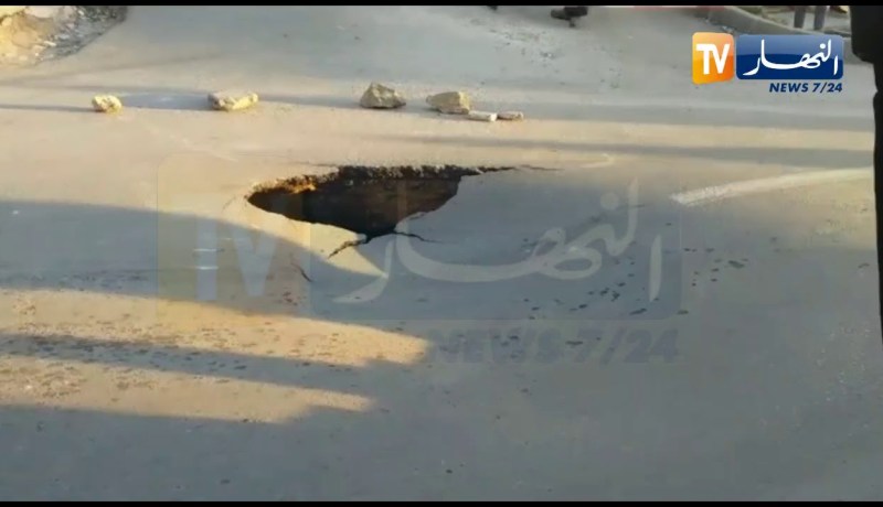 انهيار الطريق الرئيسي أمام مقر البلدية بن عكنون يتسبب في شل حركة السير