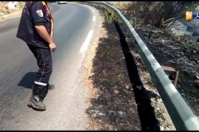 شاهد نشوب حريق جديد على حافة الطريق الوطني رقم 24 الرابط بين بجاية و تيزي وزو