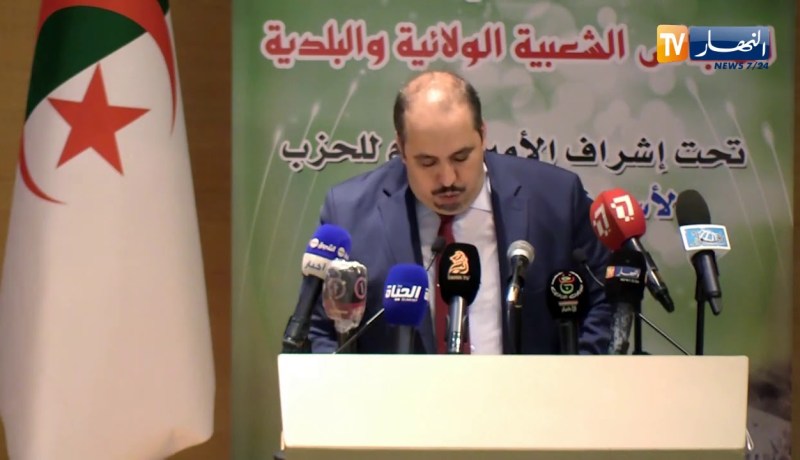 الأفلان يدعم الدستور ويساهم في شرحه للمواطنين