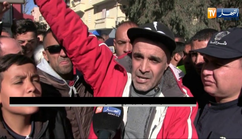 سطيف: تجار الطاولات يحتجون بعد منعهم من البيع على حافة الطريق بشارع دبي