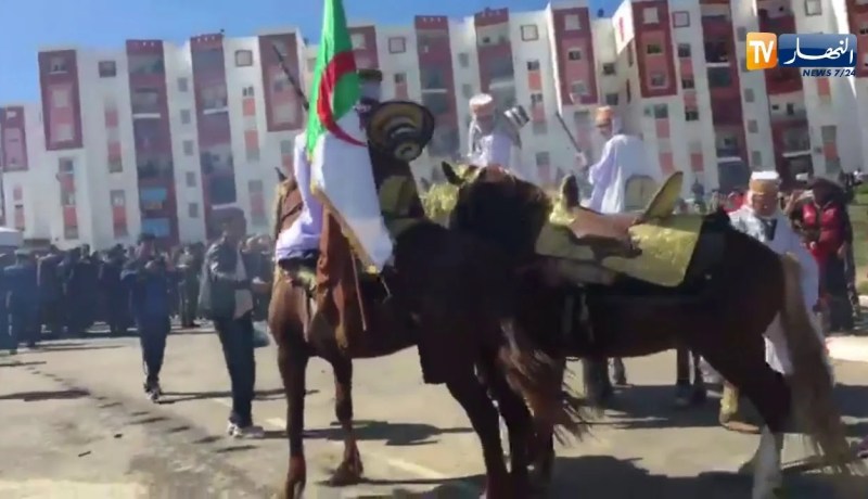 البليدة: شاهد لحظة سقوط الفارس من حصانه أثناء إستقبال “بن غبريت”