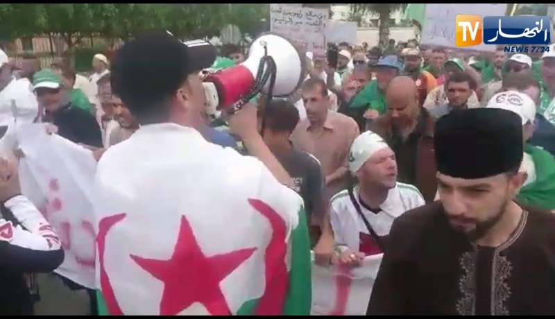 عين تموشنت/ خروج المتظاهرين للمسيرة الـ 13 مطالبين برحيل رموز النظام