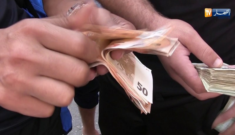 تجارة: هكذا تهرب العملة الصعبة للخارج تحت غطاء تصدير التمور