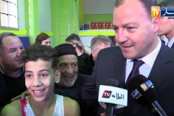 حطاب يشجع رياضي من الفئات الصغرى ويطلب منه مواصلة مشواره بنجاح