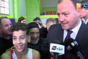 حطاب يشجع رياضي من الفئات الصغرى ويطلب منه مواصلة مشواره بنجاح