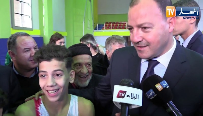 حطاب يشجع رياضي من الفئات الصغرى ويطلب منه مواصلة مشواره بنجاح