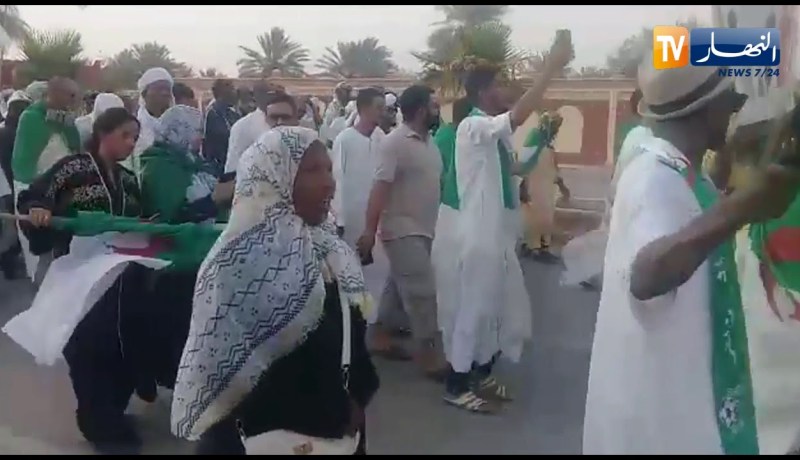 أدرار ..خروج عشرات المواطنين في مسيرة سلمية لدعم الحراك الشعبي في الجمعة الثالثة عشر