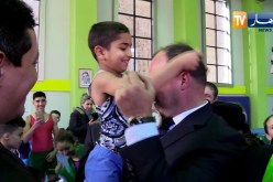 رياضي صغير يقدم لوزير الشباب والرياضة ميدالية