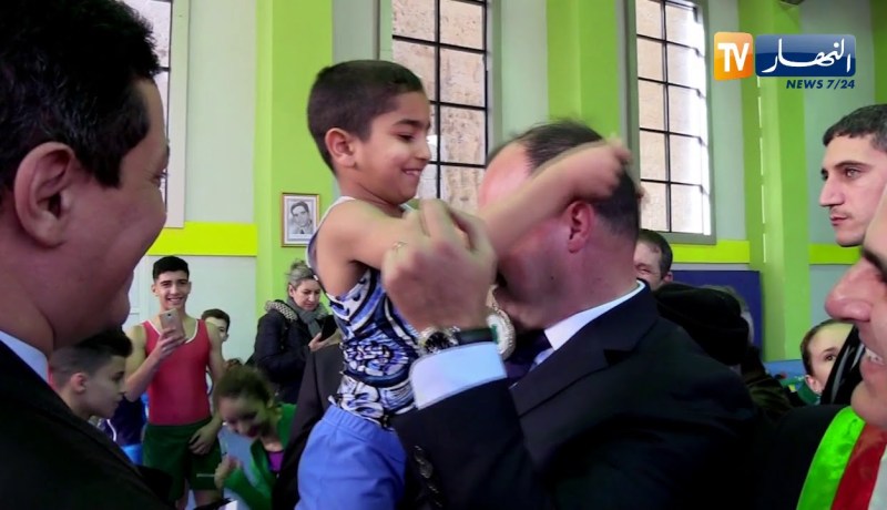 رياضي صغير يقدم لوزير الشباب والرياضة ميدالية