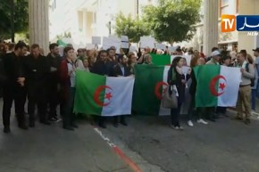 جامعة: طلبة وأساتذة في وقفة سلمية داخل حرم الجامعة المركزية دعما للحراك