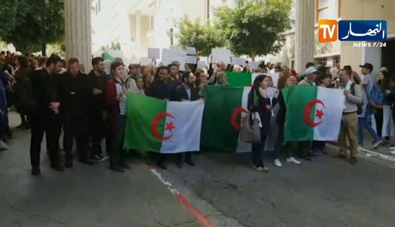 جامعة: طلبة وأساتذة في وقفة سلمية داخل حرم الجامعة المركزية دعما للحراك