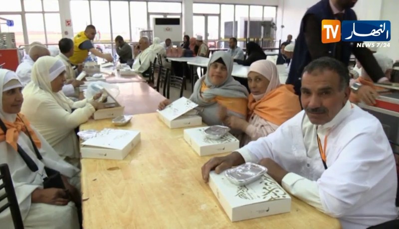 مجتمع: إفطار المعتمرين.. مبادرة ترسم أجواء روحانية على موائدهم
