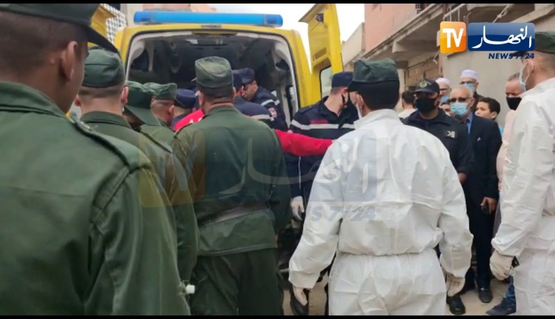 شاهد.. لحظة إخراج جثامين خمسة أشخاص من عائلة واحدة اختنقوا بالغاز ببوفاريك