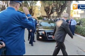 وصول الوزير الأول لمقبرة العالية لحضور جنازة الراحل السعيد بوحجة