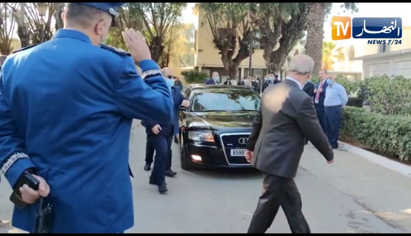 وصول الوزير الأول لمقبرة العالية لحضور جنازة الراحل السعيد بوحجة