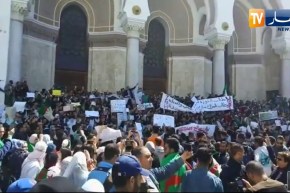 شاهد.. الطلبة يحتلّون البريد المركزي في وقفة سلمية !!