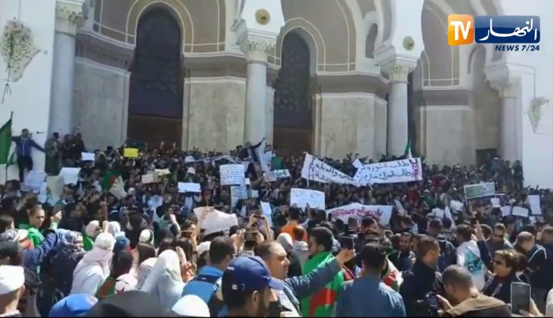 شاهد.. الطلبة يحتلّون البريد المركزي في وقفة سلمية !!