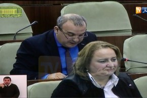 برلماني ينتفض ويطالب معاذ بوشارب بكتابة اسم ” مقر البرلمان” بالأمازيغية عاجلا