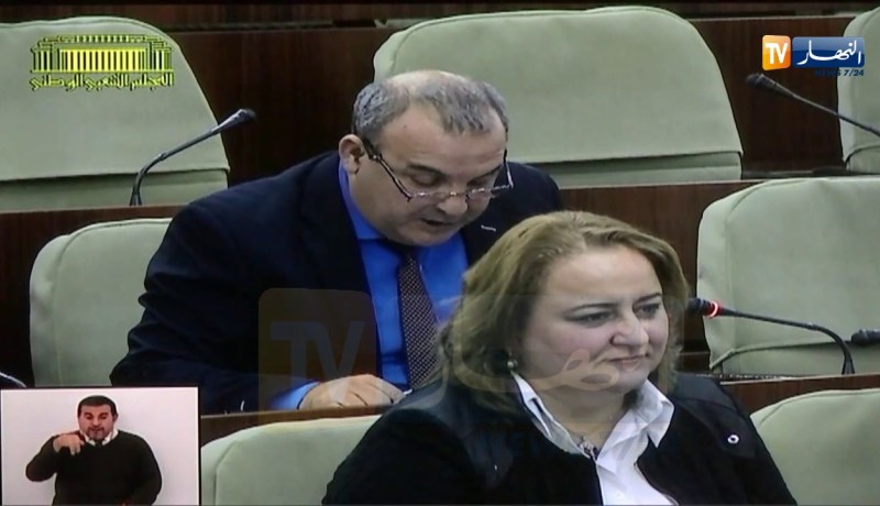 برلماني ينتفض ويطالب معاذ بوشارب بكتابة اسم ” مقر البرلمان” بالأمازيغية عاجلا