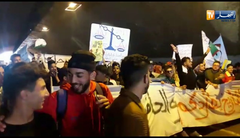 شاهد.. الطلبة بصوت واحد داخل نفق “أودان”.. “فلسطين الشهداء”